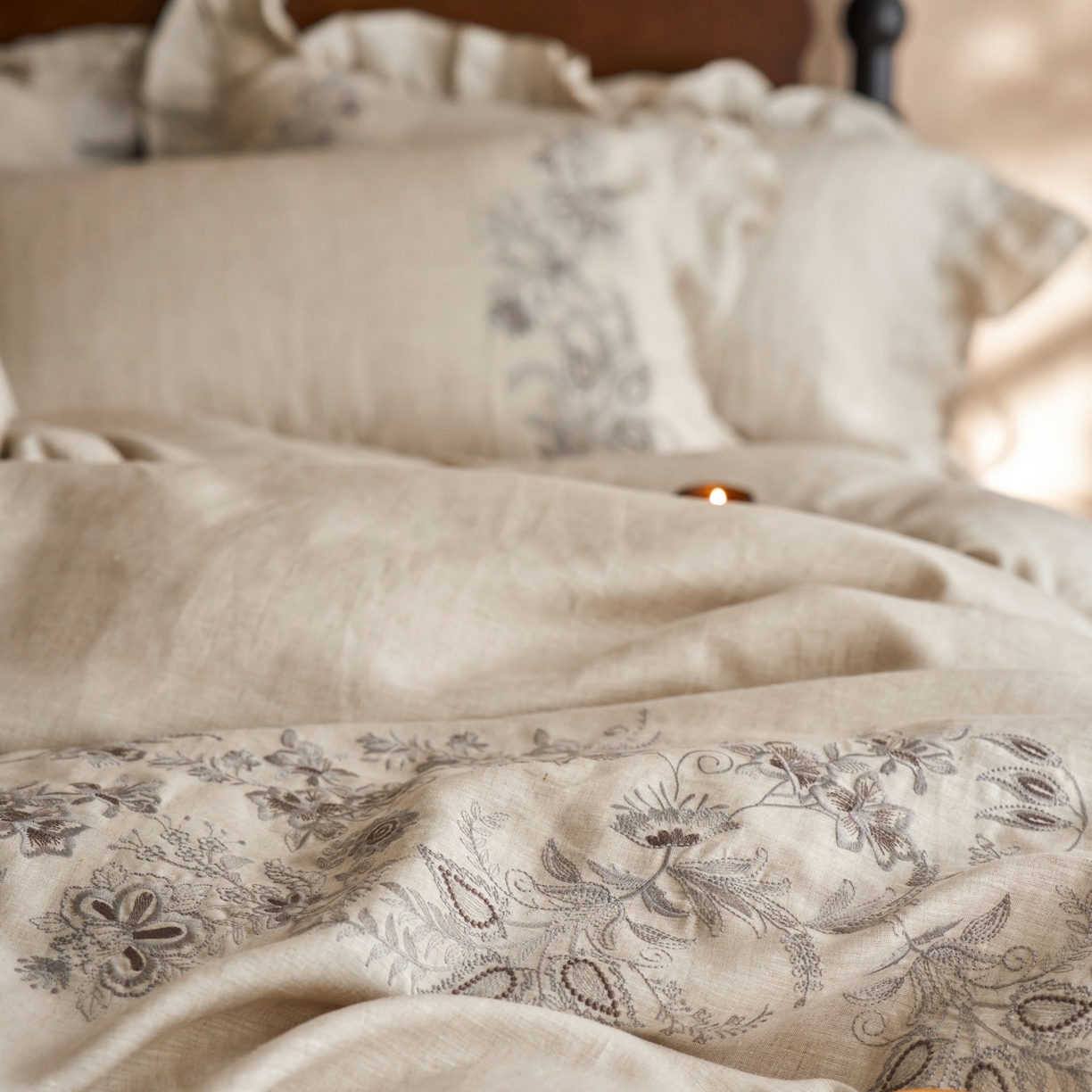 91家纺网 家纺一手货源 找家纺 安莱生活 2025新款百分百纯亚麻重工艺刺绣四件套 余香-雨露