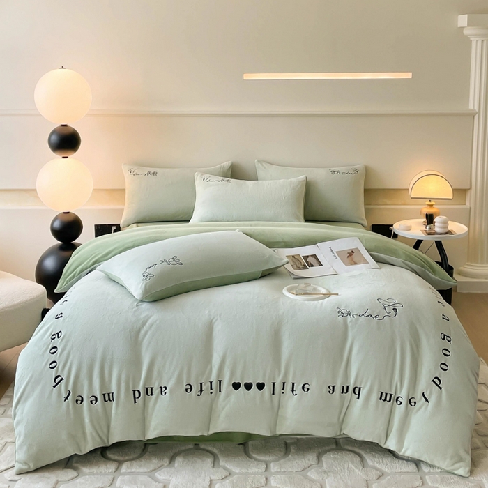 91家纺网 家纺一手货源 找家纺 ab家纺 2025新款字母绣花牛奶绒四件套-都市生活 都市生活嫩绿-新牙绿