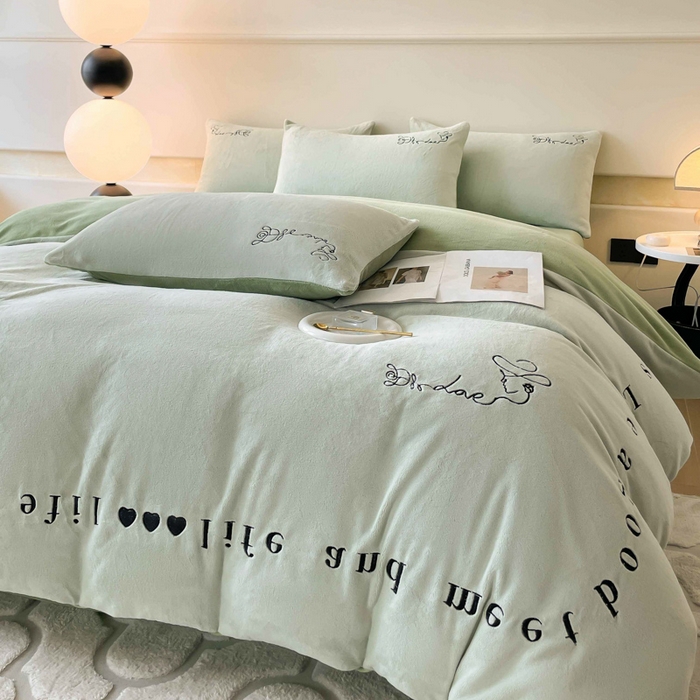 91家纺网 家纺一手货源 找家纺 ab家纺 2025新款字母绣花牛奶绒四件套-都市生活 都市生活嫩绿-新牙绿