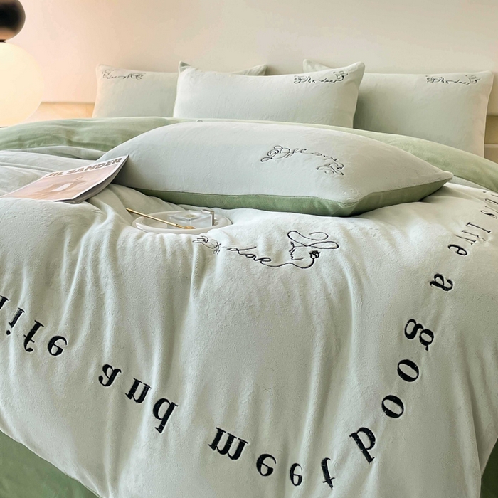 91家纺网 家纺一手货源 找家纺 ab家纺 2025新款字母绣花牛奶绒四件套-都市生活 都市生活嫩绿-新牙绿