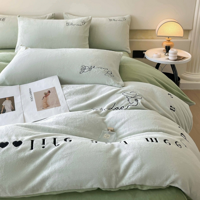 91家纺网 家纺一手货源 找家纺 ab家纺 2025新款字母绣花牛奶绒四件套-都市生活 都市生活嫩绿-新牙绿