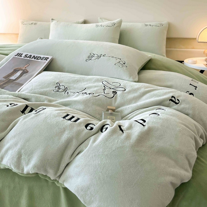 91家纺网 家纺一手货源 找家纺 ab家纺 2025新款字母绣花牛奶绒四件套-都市生活 都市生活嫩绿-新牙绿