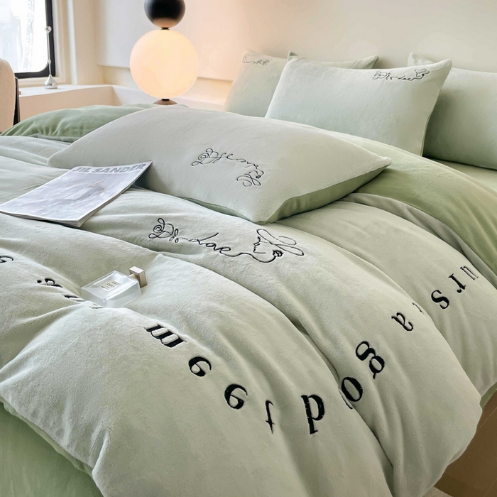 91家纺网 家纺一手货源 找家纺 ab家纺 2025新款字母绣花牛奶绒四件套-都市生活 都市生活嫩绿-新牙绿