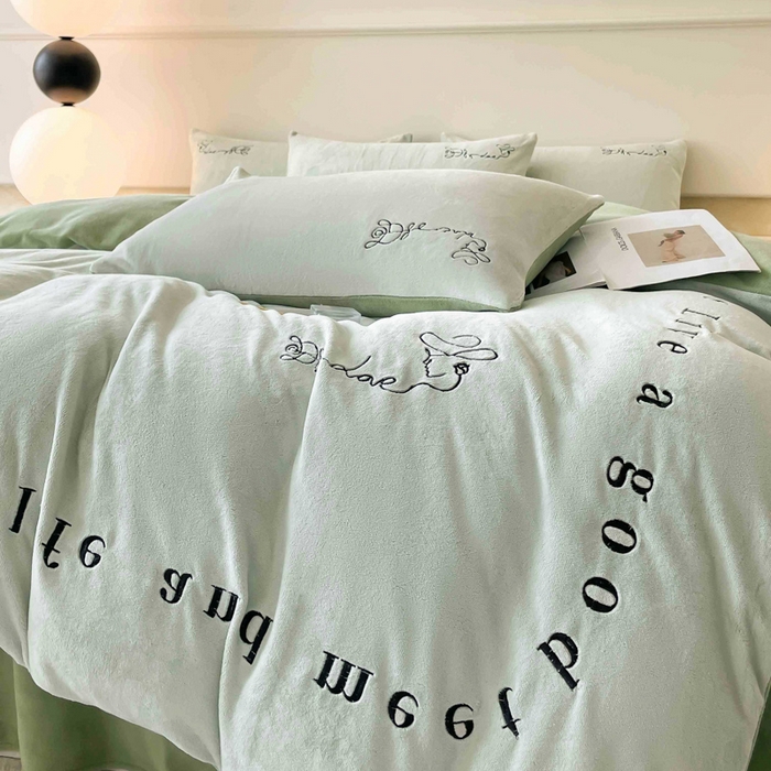 91家纺网 家纺一手货源 找家纺 ab家纺 2025新款字母绣花牛奶绒四件套-都市生活 都市生活嫩绿-新牙绿
