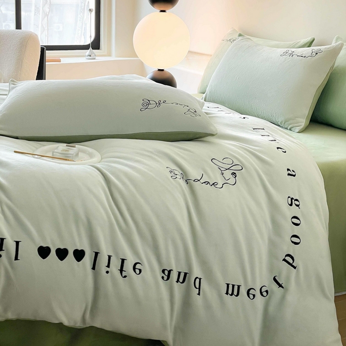 91家纺网 家纺一手货源 找家纺 ab家纺 2025新款字母绣花牛奶绒四件套-都市生活 都市生活嫩绿-新牙绿