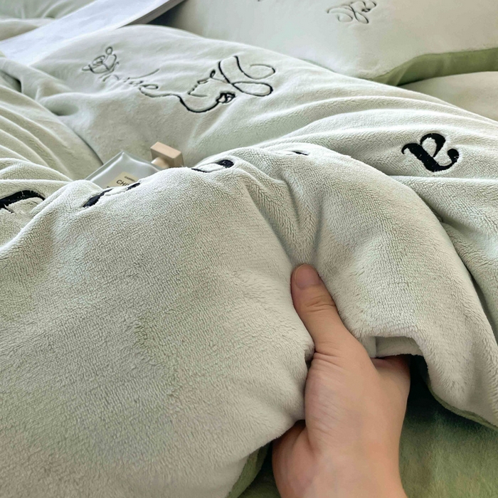 91家纺网 家纺一手货源 找家纺 ab家纺 2025新款字母绣花牛奶绒四件套-都市生活 都市生活嫩绿-新牙绿