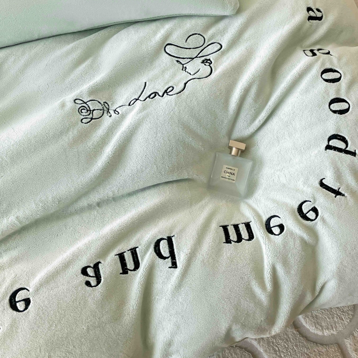 91家纺网 家纺一手货源 找家纺 ab家纺 2025新款字母绣花牛奶绒四件套-都市生活 都市生活嫩绿-新牙绿
