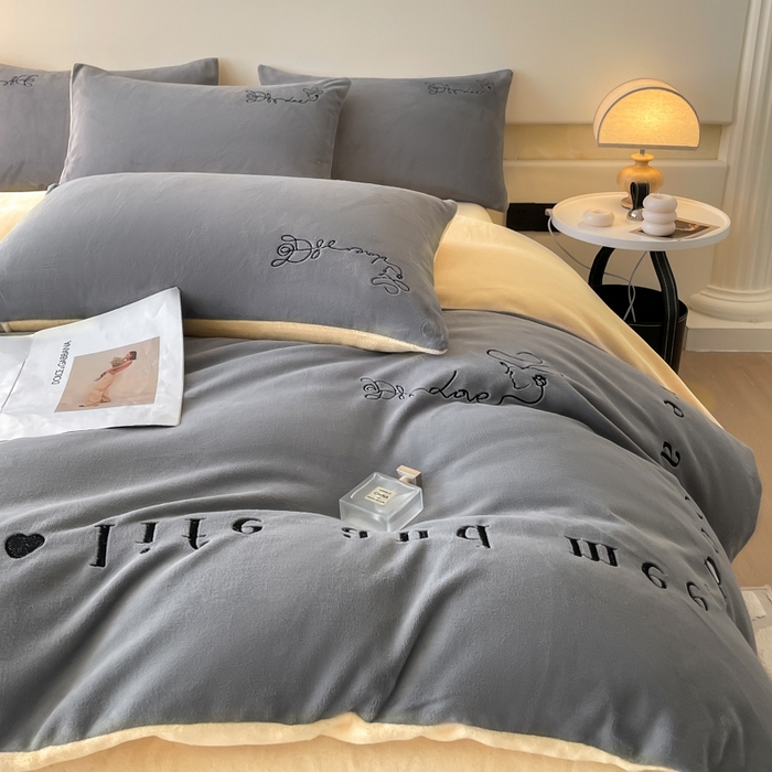 91家纺网 家纺一手货源 找家纺 ab家纺 2025新款字母绣花牛奶绒四件套-都市生活 都市生活深空灰-黄