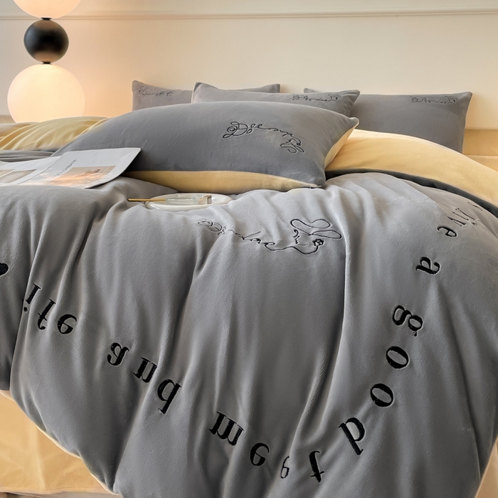 91家纺网 家纺一手货源 找家纺 ab家纺 2025新款字母绣花牛奶绒四件套-都市生活 都市生活深空灰-黄