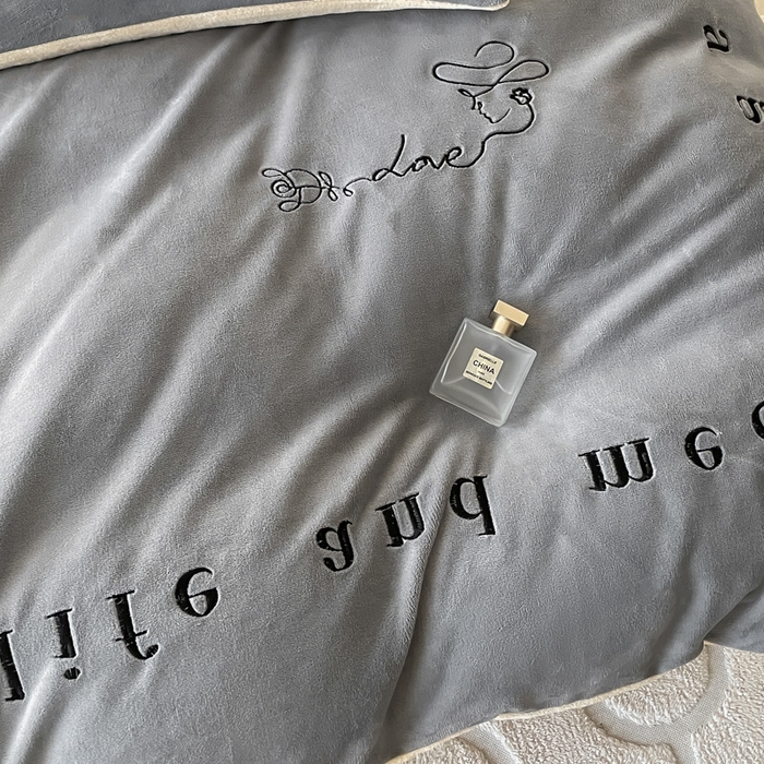91家纺网 家纺一手货源 找家纺 ab家纺 2025新款字母绣花牛奶绒四件套-都市生活 都市生活深空灰-黄