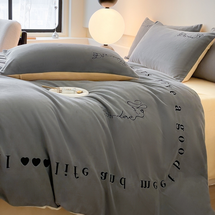 91家纺网 家纺一手货源 找家纺 ab家纺 2025新款字母绣花牛奶绒四件套-都市生活 都市生活深空灰-黄