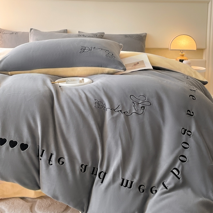 91家纺网 家纺一手货源 找家纺 ab家纺 2025新款字母绣花牛奶绒四件套-都市生活 都市生活深空灰-黄