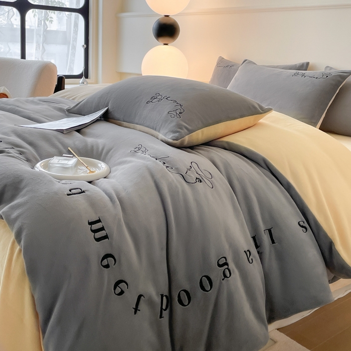 91家纺网 家纺一手货源 找家纺 ab家纺 2025新款字母绣花牛奶绒四件套-都市生活 都市生活深空灰-黄