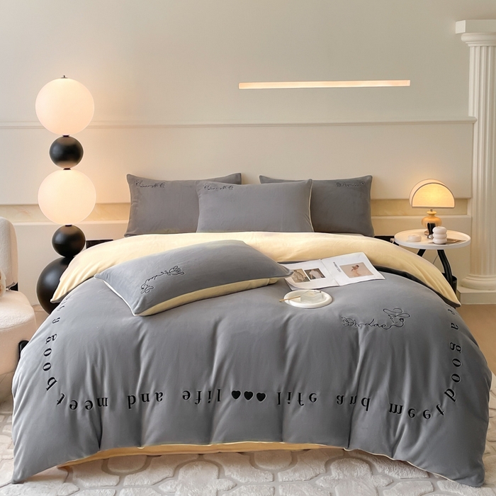 91家纺网 家纺一手货源 找家纺 ab家纺 2025新款字母绣花牛奶绒四件套-都市生活 都市生活深空灰-黄