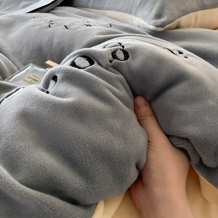 91家纺网 家纺一手货源 找家纺 ab家纺 2025新款字母绣花牛奶绒四件套-都市生活 都市生活深空灰-黄