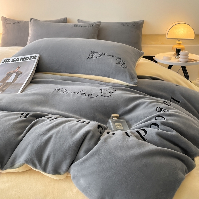 91家纺网 家纺一手货源 找家纺 ab家纺 2025新款字母绣花牛奶绒四件套-都市生活 都市生活深空灰-黄