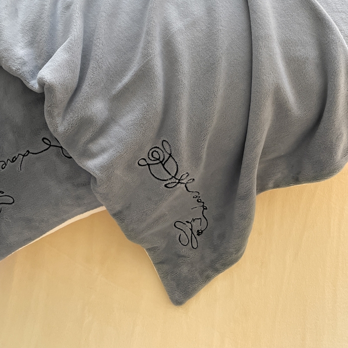 91家纺网 家纺一手货源 找家纺 ab家纺 2025新款字母绣花牛奶绒四件套-都市生活 都市生活深空灰-黄