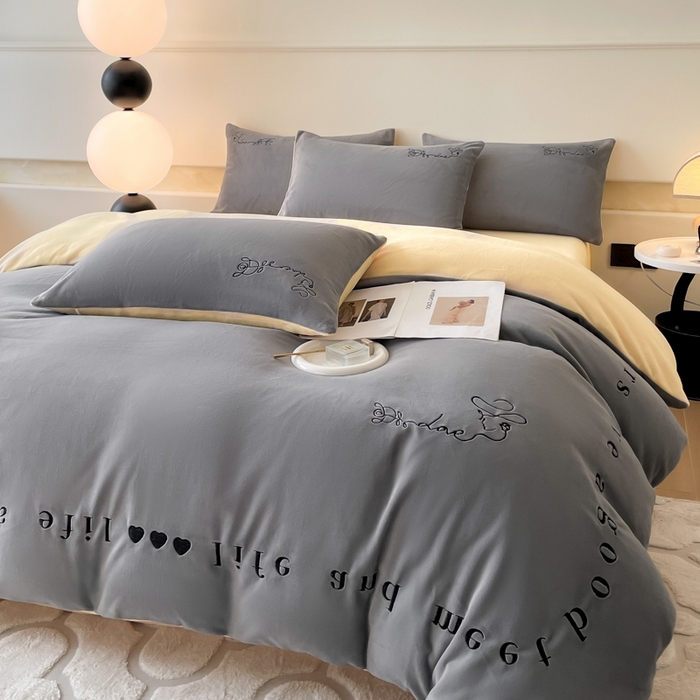 91家纺网 家纺一手货源 找家纺 ab家纺 2025新款字母绣花牛奶绒四件套-都市生活 都市生活深空灰-黄
