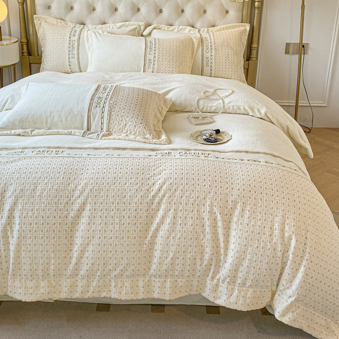 91家纺网 家纺一手货源 找家纺 ab家纺 2025新款邂逅高克重牛奶绒四件套 邂逅米月白