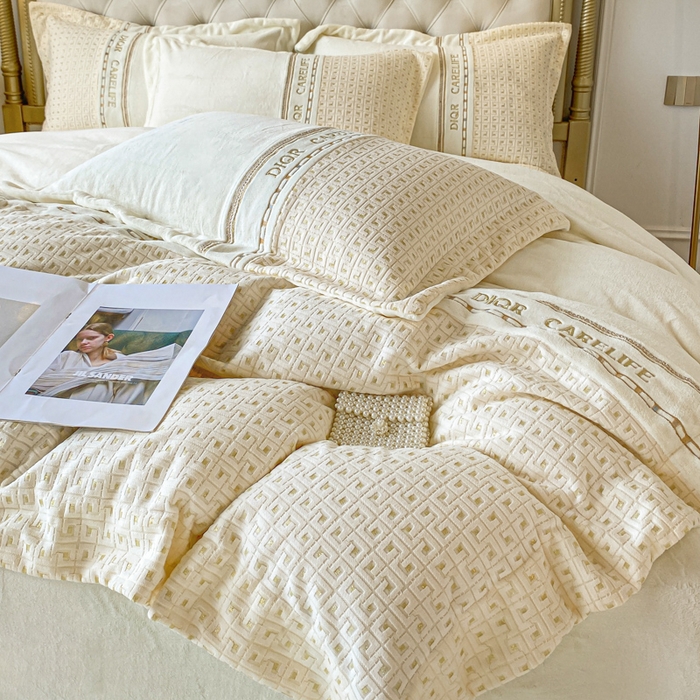 91家纺网 家纺一手货源 找家纺 ab家纺 2025新款邂逅高克重牛奶绒四件套 邂逅米月白