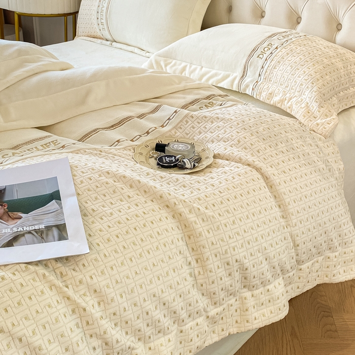 91家纺网 家纺一手货源 找家纺 ab家纺 2025新款邂逅高克重牛奶绒四件套 邂逅米月白