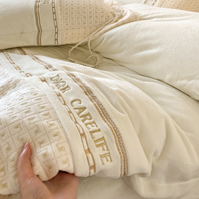 91家纺网 家纺一手货源 找家纺 ab家纺 2025新款邂逅高克重牛奶绒四件套 邂逅米月白