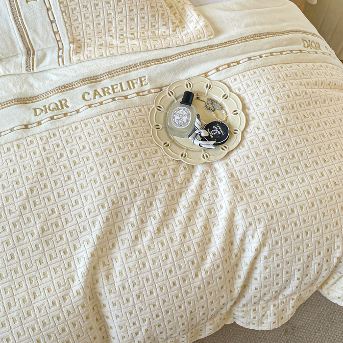 91家纺网 家纺一手货源 找家纺 ab家纺 2025新款邂逅高克重牛奶绒四件套 邂逅米月白