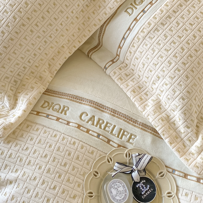 91家纺网 家纺一手货源 找家纺 ab家纺 2025新款邂逅高克重牛奶绒四件套 邂逅米月白