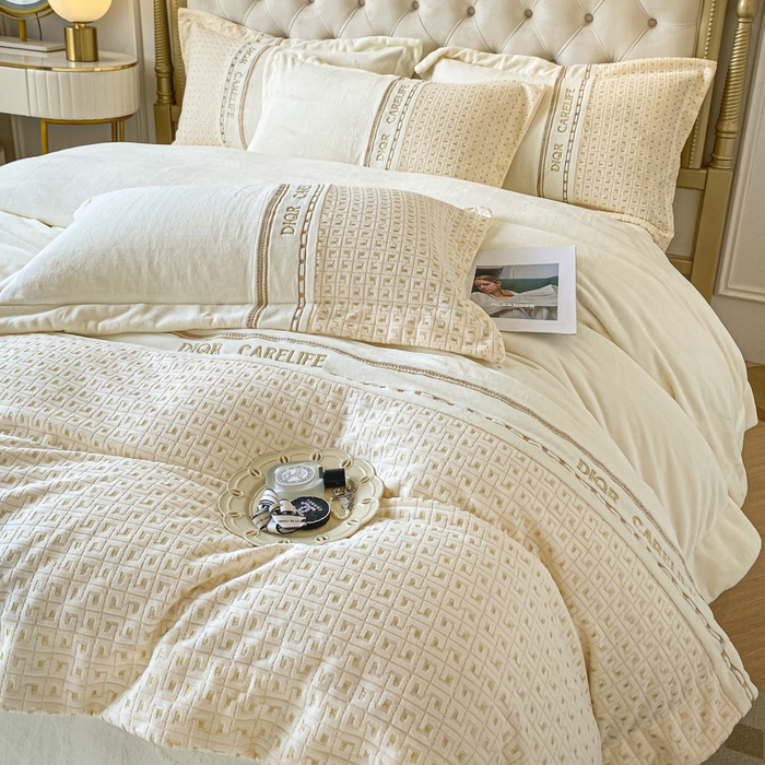 91家纺网 家纺一手货源 找家纺 ab家纺 2025新款邂逅高克重牛奶绒四件套 邂逅米月白