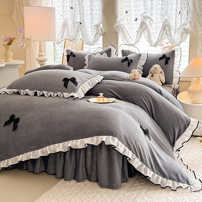 91家纺网 家纺一手货源 找家纺 莉莉安家纺 2025新款牛奶绒床裙四件套-潘多拉系列 潘多拉-灰