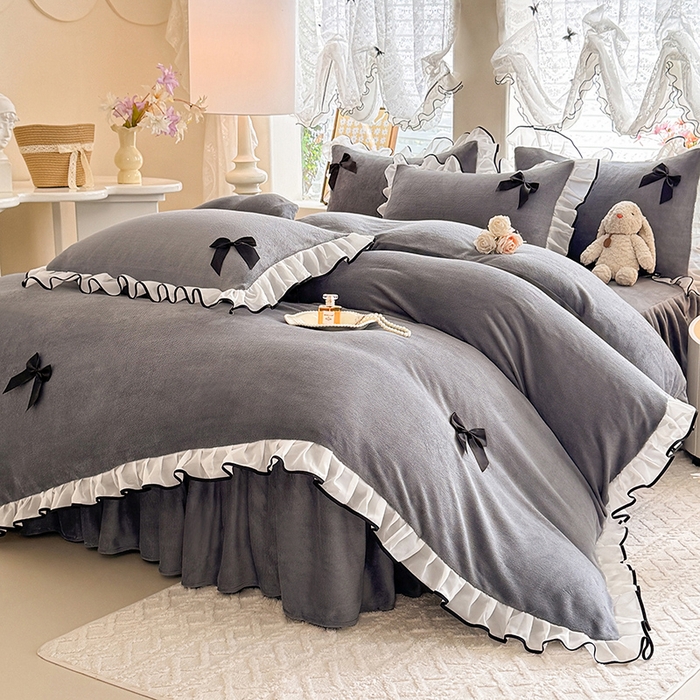 91家纺网 家纺一手货源 找家纺 莉莉安家纺 2025新款牛奶绒床裙四件套-潘多拉系列 潘多拉-灰