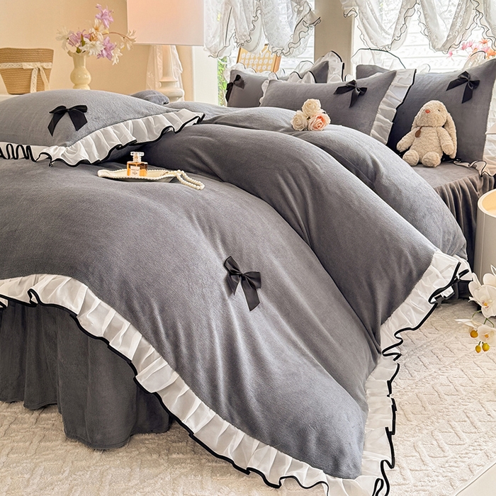 91家纺网 家纺一手货源 找家纺 莉莉安家纺 2025新款牛奶绒床裙四件套-潘多拉系列 潘多拉-灰