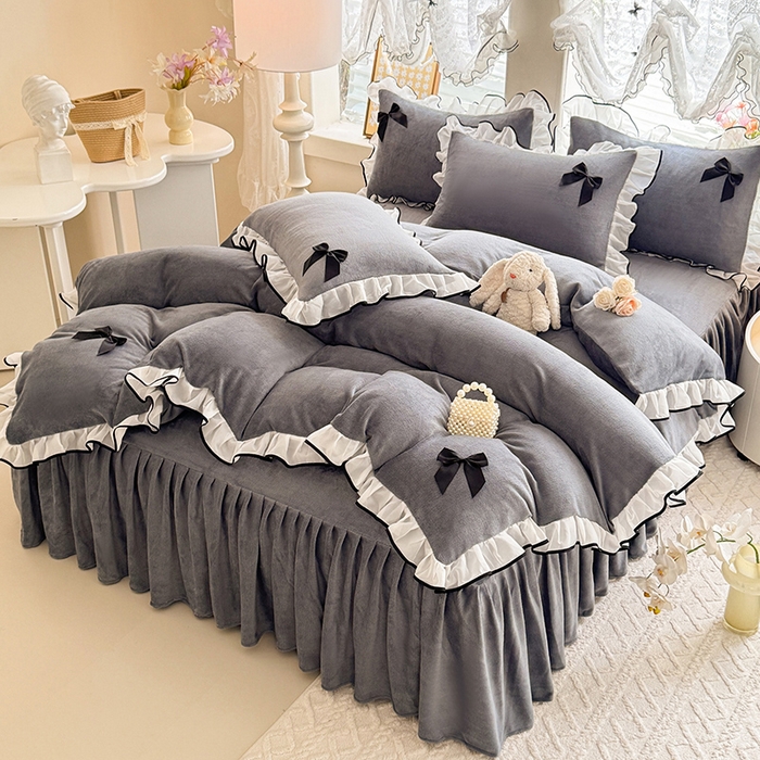 91家纺网 家纺一手货源 找家纺 莉莉安家纺 2025新款牛奶绒床裙四件套-潘多拉系列 潘多拉-灰