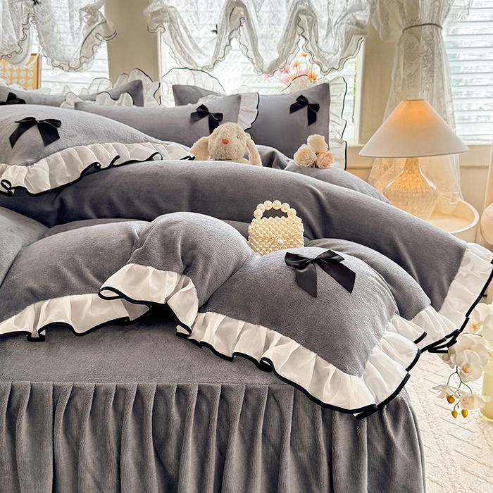 91家纺网 家纺一手货源 找家纺 莉莉安家纺 2025新款牛奶绒床裙四件套-潘多拉系列 潘多拉-灰