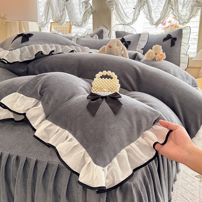 91家纺网 家纺一手货源 找家纺 莉莉安家纺 2025新款牛奶绒床裙四件套-潘多拉系列 潘多拉-灰