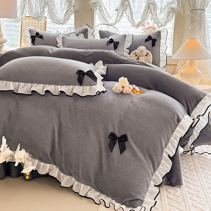 91家纺网 家纺一手货源 找家纺 莉莉安家纺 2025新款牛奶绒床裙四件套-潘多拉系列 潘多拉-灰