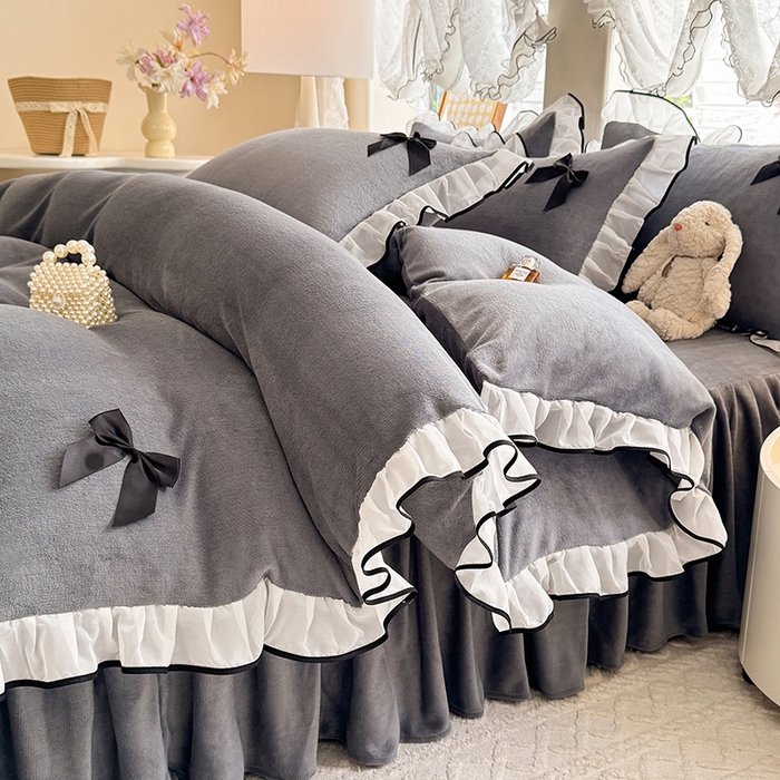 91家纺网 家纺一手货源 找家纺 莉莉安家纺 2025新款牛奶绒床裙四件套-潘多拉系列 潘多拉-灰