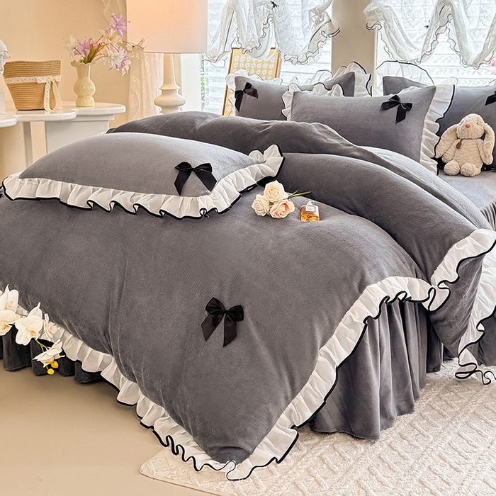 91家纺网 家纺一手货源 找家纺 莉莉安家纺 2025新款牛奶绒床裙四件套-潘多拉系列 潘多拉-灰