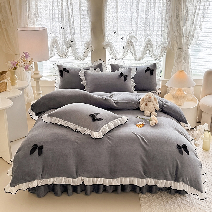 91家纺网 家纺一手货源 找家纺 莉莉安家纺 2025新款牛奶绒床裙四件套-潘多拉系列 潘多拉-灰