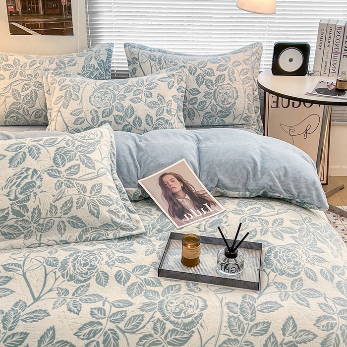 91家纺网 家纺一手货源 找家纺 倾慕家纺 2026新款舒适保暖立体浮雕绒系列单枕套 爱意浓蓝