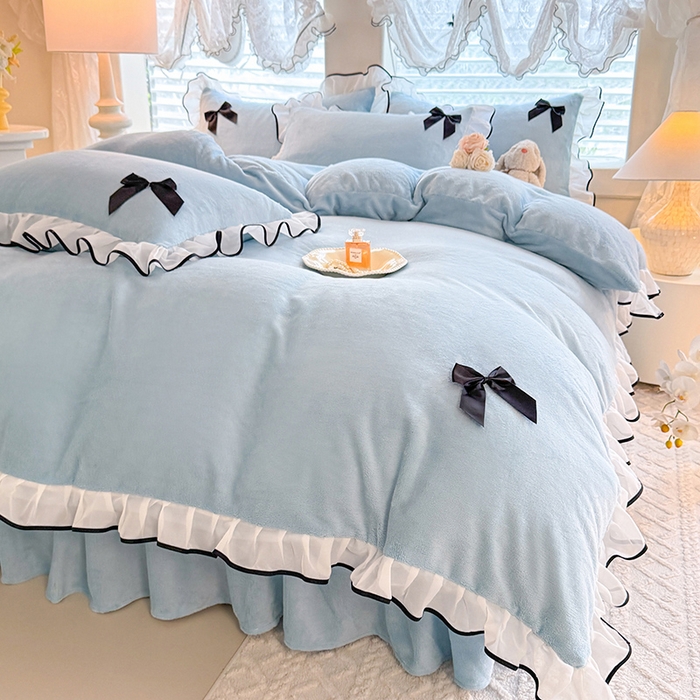 91家纺网 家纺一手货源 找家纺 莉莉安家纺 2025新款牛奶绒床裙四件套-潘多拉系列 潘多拉-浅蓝