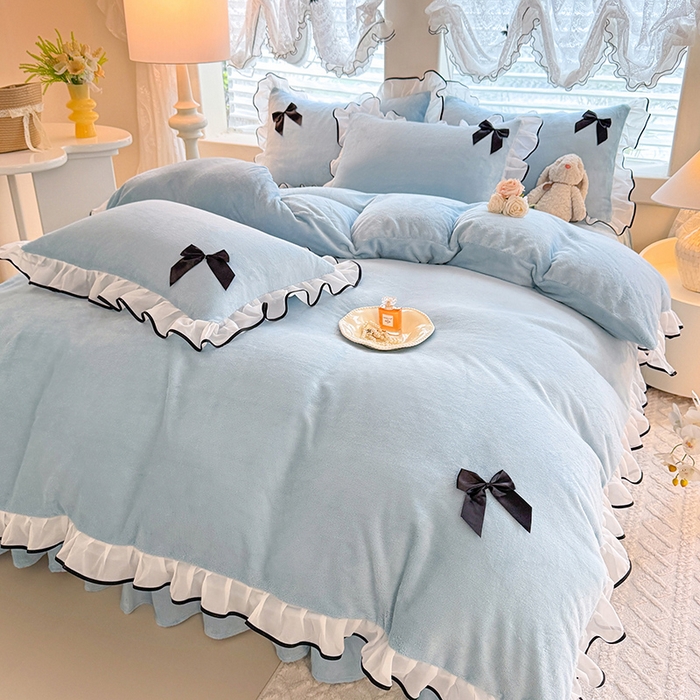 91家纺网 家纺一手货源 找家纺 莉莉安家纺 2025新款牛奶绒床裙四件套-潘多拉系列 潘多拉-浅蓝