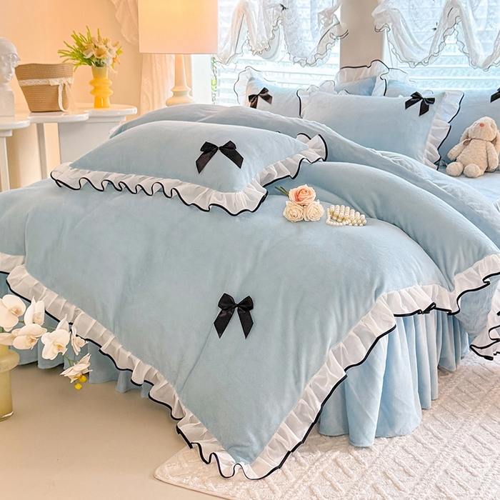 91家纺网 家纺一手货源 找家纺 莉莉安家纺 2025新款牛奶绒床裙四件套-潘多拉系列 潘多拉-浅蓝