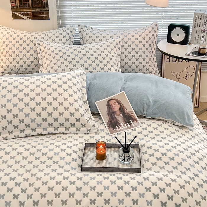 91家纺网 家纺一手货源 找家纺 倾慕家纺 2026新款舒适保暖立体浮雕绒系列单枕套 彩蝶蓝