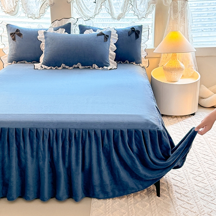 91家纺网 家纺一手货源 找家纺 莉莉安家纺 2025新款牛奶绒床裙四件套-潘多拉系列 潘多拉-深蓝