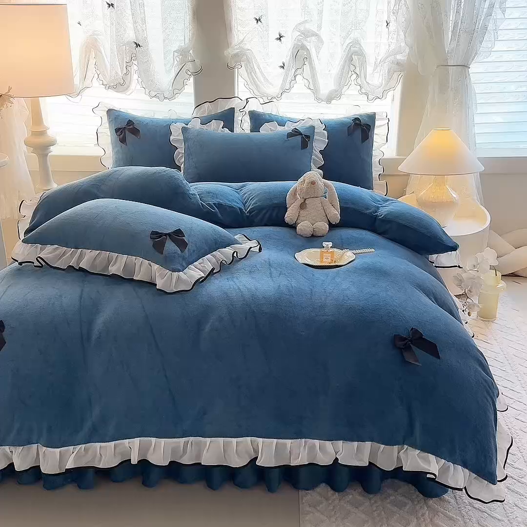 91家纺网 家纺一手货源 找家纺 莉莉安家纺 2025新款牛奶绒床裙四件套-潘多拉系列 潘多拉-深蓝
