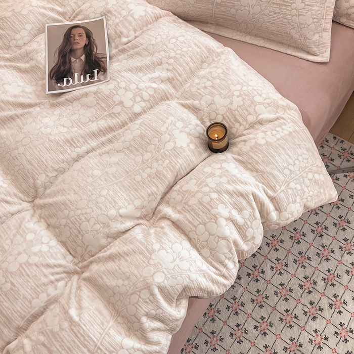 91家纺网 家纺一手货源 找家纺 倾慕家纺 2026新款舒适保暖立体浮雕绒系列单枕套 豆蔻年华粉