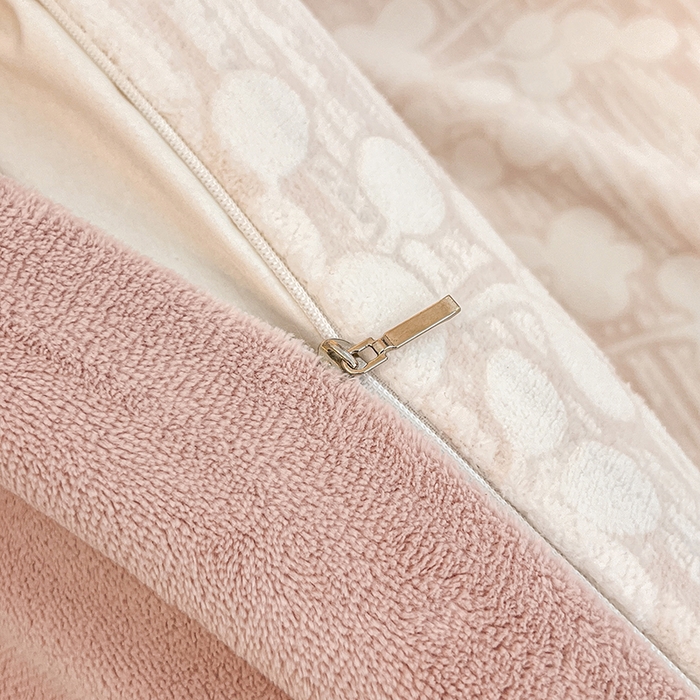 91家纺网 家纺一手货源 找家纺 倾慕家纺 2026新款舒适保暖立体浮雕绒系列单枕套 豆蔻年华粉