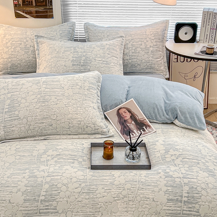 91家纺网 家纺一手货源 找家纺 倾慕家纺 2026新款舒适保暖立体浮雕绒系列单枕套 豆蔻年华蓝