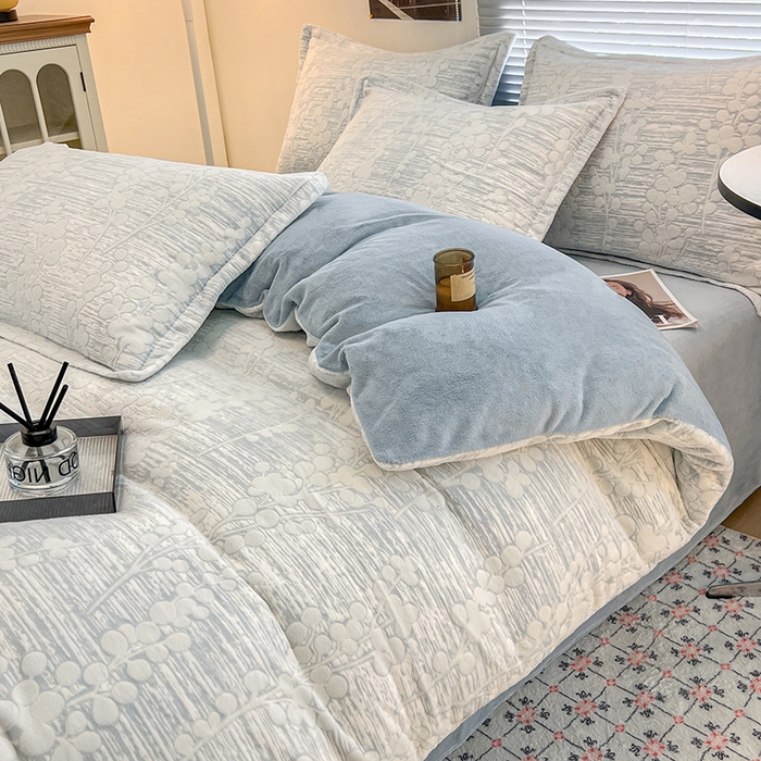 91家纺网 家纺一手货源 找家纺 倾慕家纺 2026新款舒适保暖立体浮雕绒系列单枕套 豆蔻年华蓝